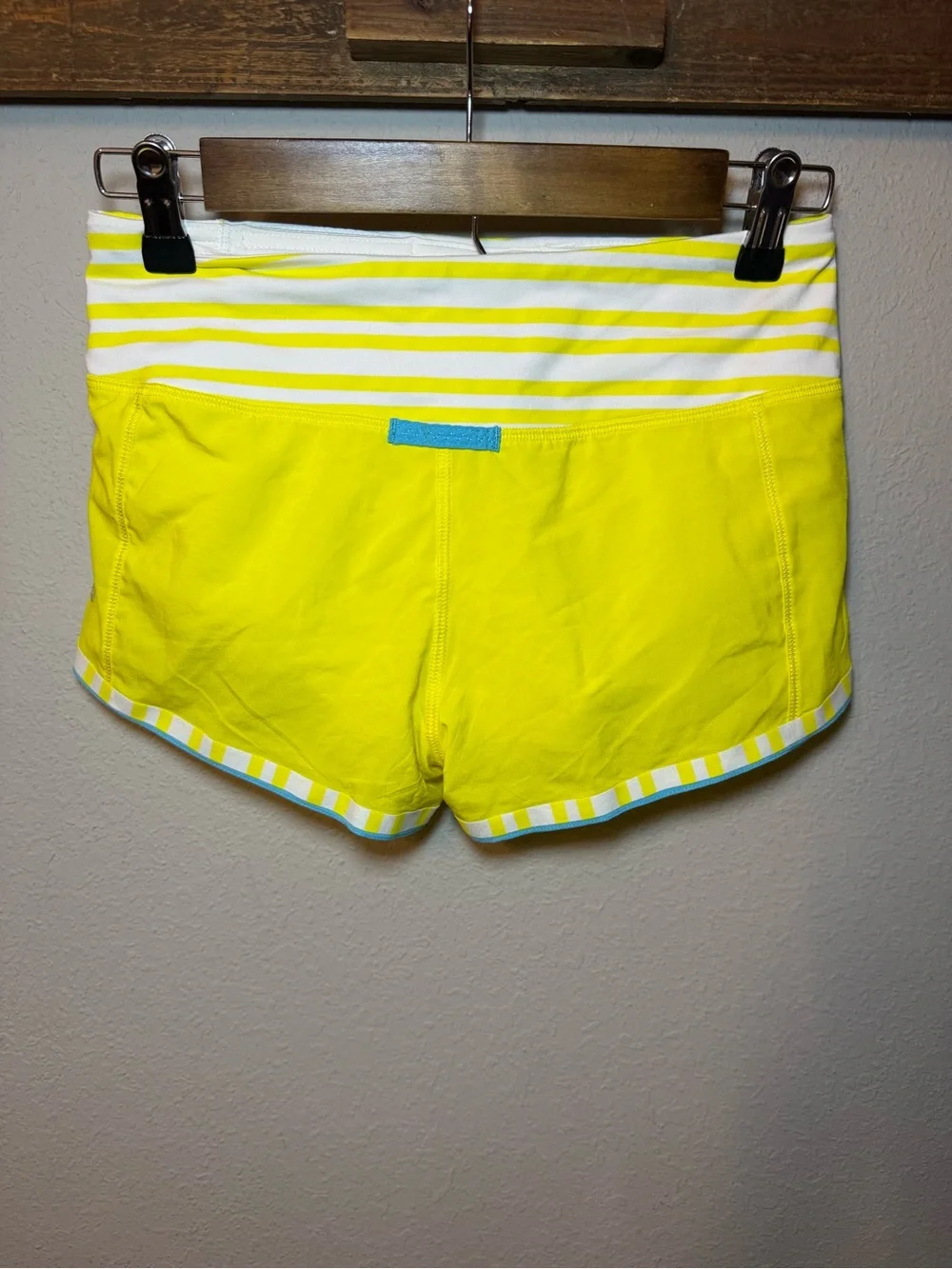 Lululemon Run: Racer ShortSizzle / Twin Stripe Sizzle / White Size 2